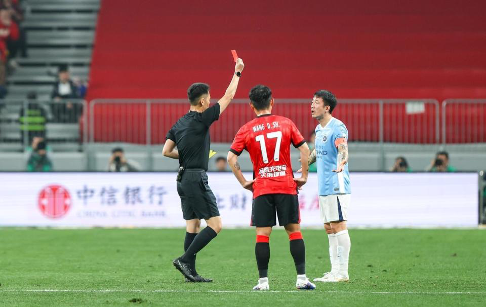 肘击致蓉城外援缝15针！37岁前国脚因严重犯规遭追罚 禁2场+罚1万