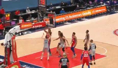 爱游戏在线登录-左膝恐怖反关节！恩比德再遇伤病将接受核磁检查